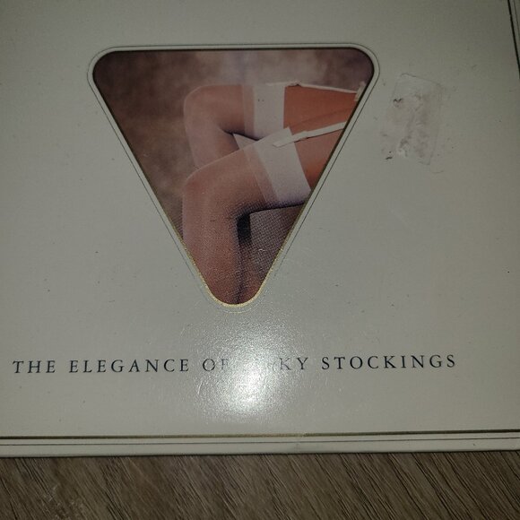 VTG Garter Stockings New 1 Pair Hanes Silk Reflections Sandalfoot SZ 1 - Picture 2 of 5